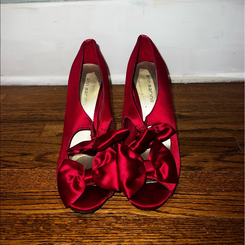 Red Dorothy heels 👠 Ann Marino